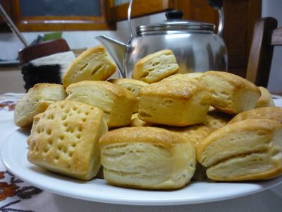 Libritos crujientes para el mate: facilísimos de hacer para la merienda y sin gastar fortuna en la panadería