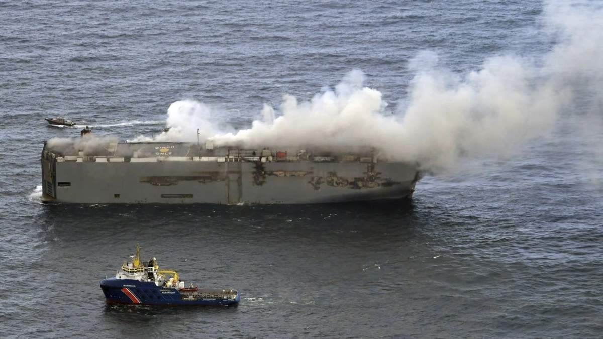 Un barco con unos 3 mil autos se incendia en en el Mar del Norte