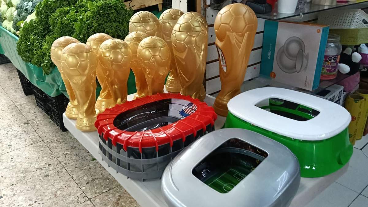 Mercancía alusiva al Mundial en mercados y tianguis