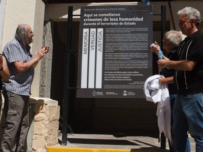 Repusieron el cartel que señalaba como Sitio de Memoria la delegación de la Policía Federal de Neuquén