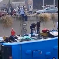 Volcadura de Qrobús deja una mujer muerta y 14 pasajeros heridos (Video)