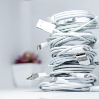No los tires: mirá esta increíble idea para reciclar y reutilizar los cables de cargadores rotos