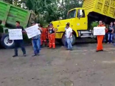 Choferes de camiones de volteo paralizan obras de relleno en Dos Bocas por falta de pago