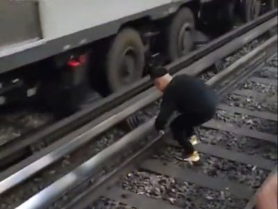 Captan a joven “bailando” en las vías del metro Bellas Artes tras concierto de Maldita Vecindad