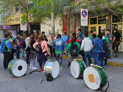 Municipales de Senillosa exigen aumento del 60%: llevan cuatro reuniones conciliatorias, sin acuerdo