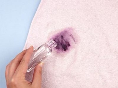 Recuperala por completo: quitá las manchas de esmalte de tu ropa con este sencillo truco