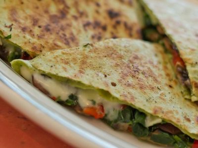 Tortilla de espinaca y queso en 10 minutos: muy nutritiva y para una comida exprés