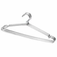Si tenés perchas de ropa de metal oxidadas, no las tires: así podés decorarlas, tan hermosas como las de una casa de muñecas