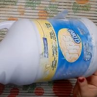 Si tenés muchos bidones de plástico vacíos, no los tires: hacé estos organizadores súper funcionales para el baño