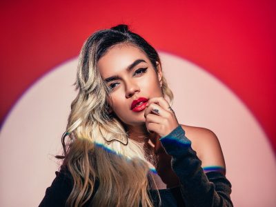 Siempre enamora: Karol G se perfila de costado y sorprende con un look veraniego