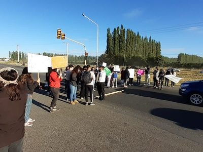 La comunidad de la EPEA N° 2 corta de forma total la ruta 22 en Plottier