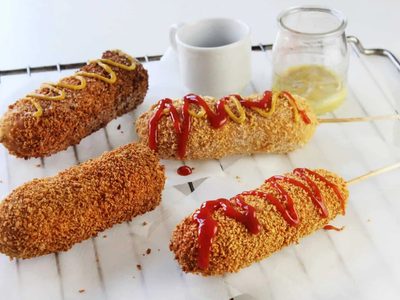 Receta de banderillas coreanas: el combo perfecto de salchicha, queso y papa que te hará agua la boca y brillar los ojos