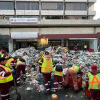 Trabajadores de limpieza cubren Fray Servando con basura: exigen ser incorporados al SUTGCDMX