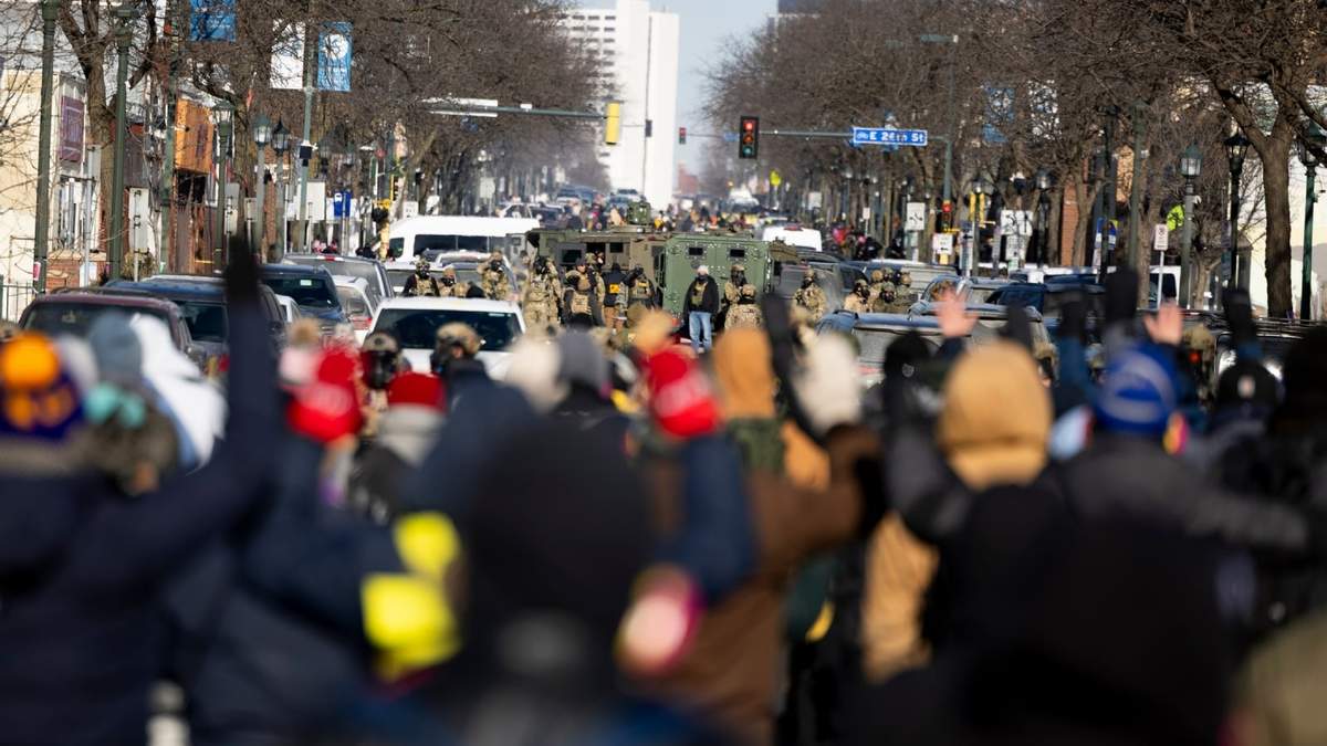 Manifestantes avanzan con las manos en alto hacia los agentes federales cerca del lugar en donde Alex Pretti, de 37 años, fue abatido por agentes de inmigración, el sábado 24 de enero de 2026, en Minneapolis, Minnesota
