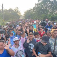 INM otorga tarjetas por razones humanitarias a mujeres embarazadas de caravana migrante
