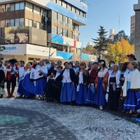Previa 25 de mayo: Adultos Mayores danzaron en el centro neuquino