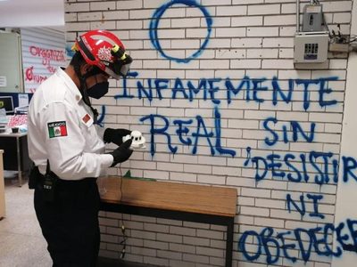 Encapuchados destrozan instalaciones, mobiliario,  documentos y equipo digital de CCH Vallejo
