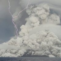 Cómo es el volcán submarino que provocó un tsunami y dejó incomunicada a Tonga
