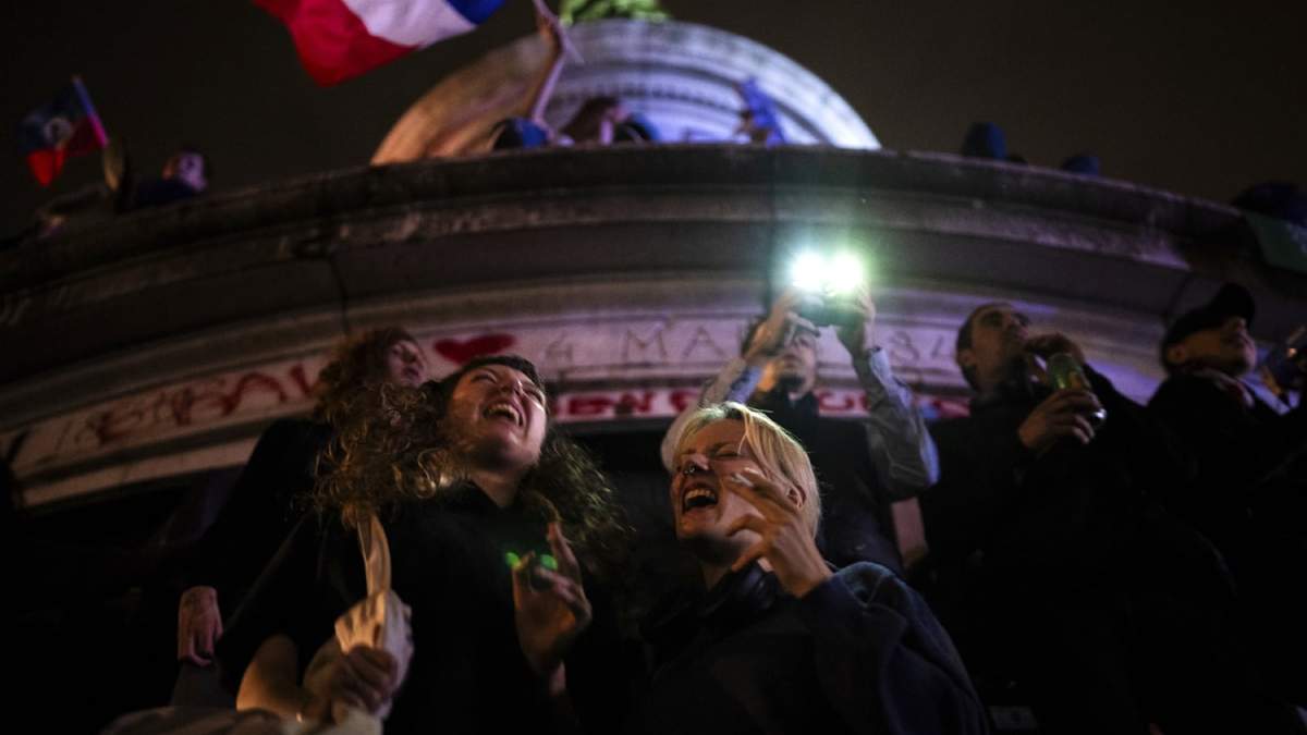 Gente reunida en la plaza de la República tras la segunda ronda de las elecciones legislativas el domingo 7 de julio de 2024 en París