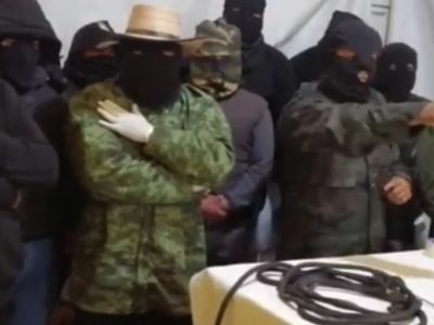 Encapuchados amenazan en Puebla con descuartizar y mandar al infierno a "mapaches"