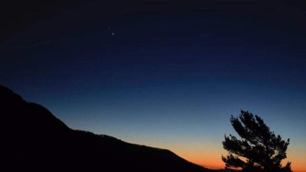 Saturno, arriba y Júpiter abajo, se ven después de la puesta del sol desde el Parque Nacional Shenandoah
