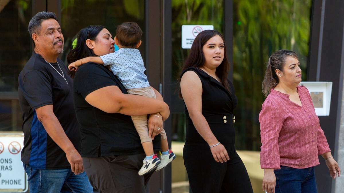 Familiares de víctimas del tiroteo a mansalva registrado en una tienda de la cadena Walmart en El Paso salen de la corte federal en El Paso, Texas