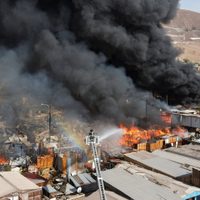 Un gran incendio en Chile destruyó 100 viviendas en un barrio humilde
