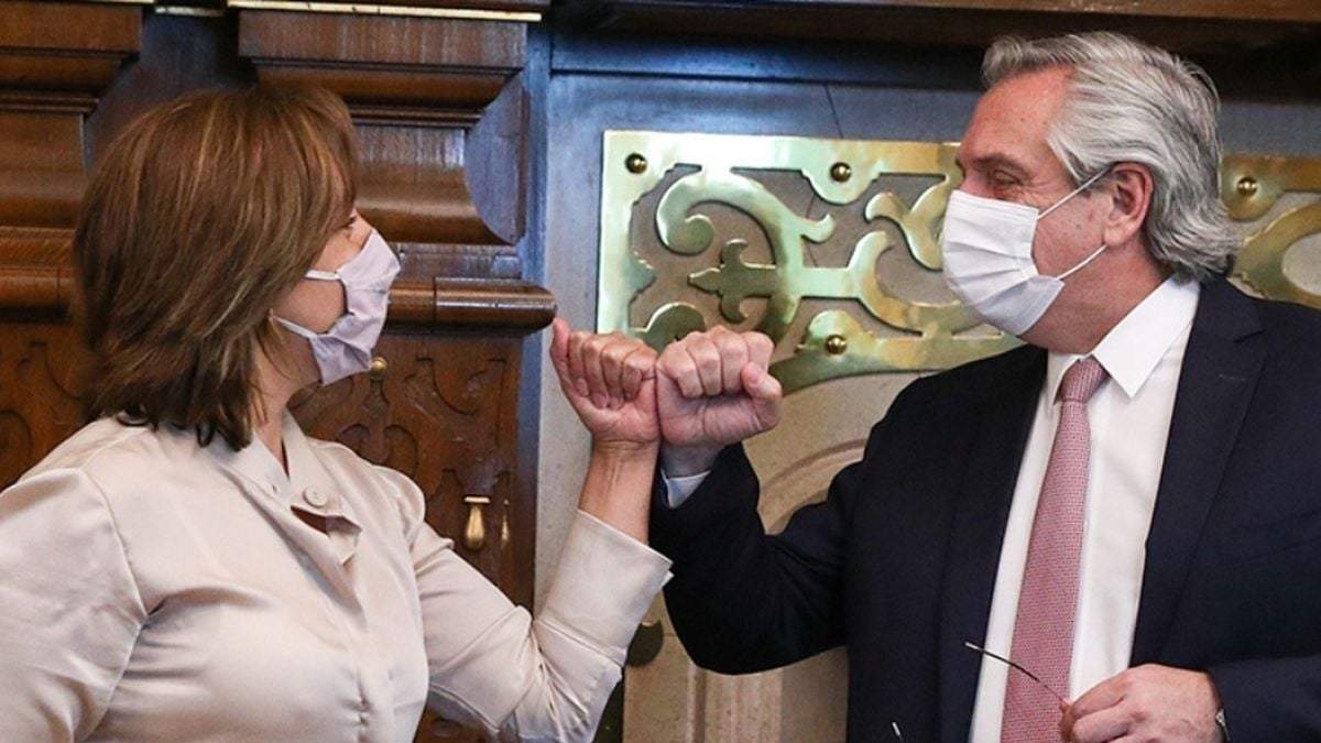 El presidente de la Nación, Alberto Fernández, y la gobernadora de la provincia de Río Negro, Arabela Carreras. Fuente: (Twitter)
