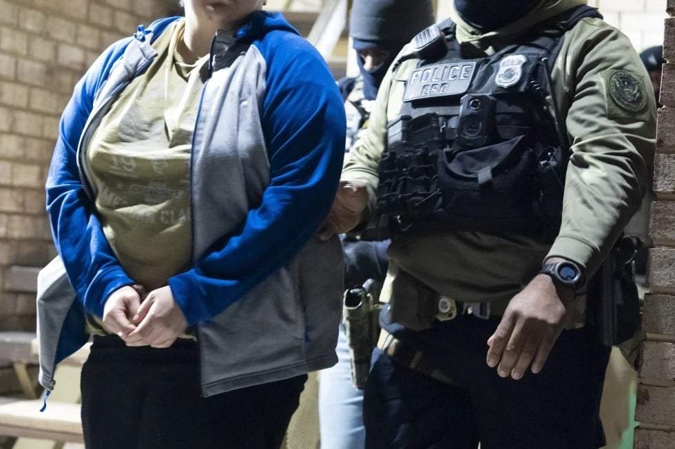 Agentes del Servicio de Inmigración y Control de Aduanas de Estados Unidos (ICE) detienen a una persona (izquierda), el lunes 27 de enero de 2025, en Silver Spring, Maryland.