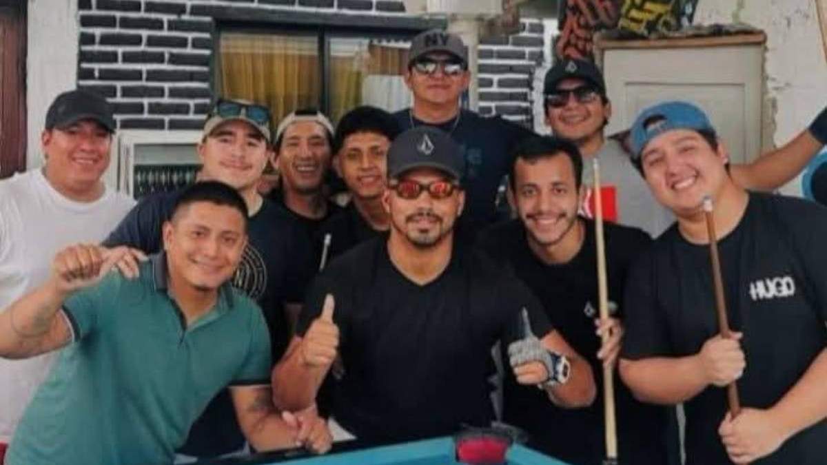 Foto publicada por una de las víctimas de la masacre en un billar de Ecuador, momentos antes del ataque