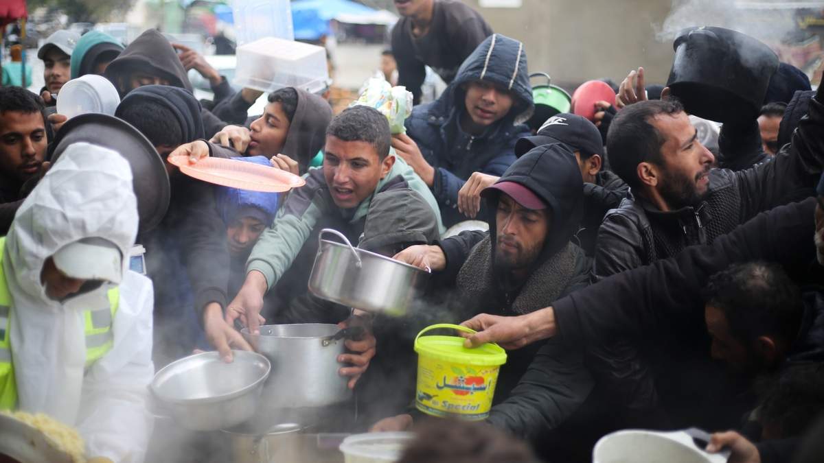 En la imagen, la distribución de alimentos para palestinos durante la ofensiva israelí