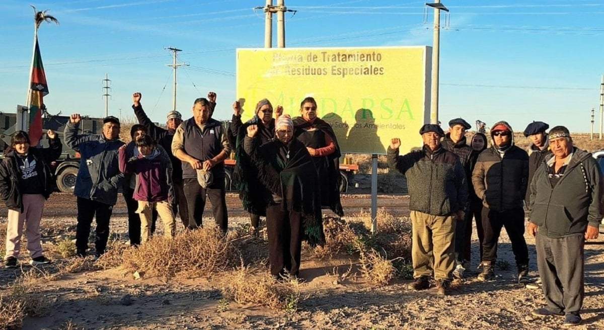 Integrantes de las comunidades mapuche en el bloqueo a uno de los centros de tratamiento de residuos petroleros. Fuente: (Comunidades Mapuche)