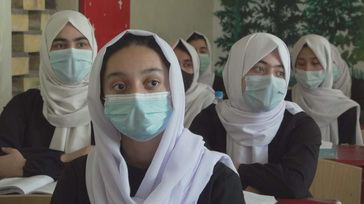 Adolescentes afganas en la escuela, algo que los talibanes todavía no permitieron. Fuente: (Twitter)