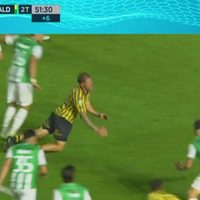 Otro robo descarado: Aldosivi le ganó a Banfield con un penal inventado por el VAR