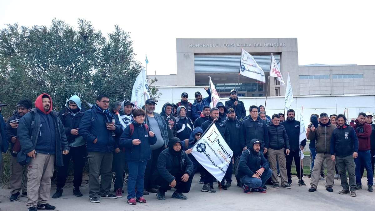 Trabajadores de Cerámica Neuquén en la Legislatura. Fuente: (X)