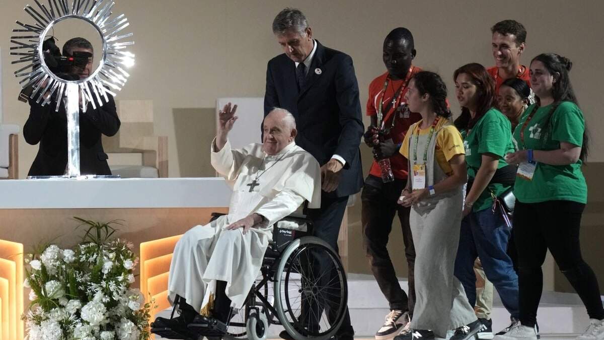 rancisco saluda a la multitud durante la Jornada Mundial de la Juventud en el Parque Tejo de Lisboa, el sábado 5 de agosto de 2023. El papa Francisco ultimaba el domingo su visita de cinco días a Portugal con una enorme misa al aire libre para unos 1,5 millones de personas, que acamparon durante la noche en un campo para asistir a la gran final de la Jornada Mundial de la Juventud