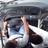 “Se equivoca de pedal”: Así fue el choque del trolebús manejado por un aspirante a chofer (Video)