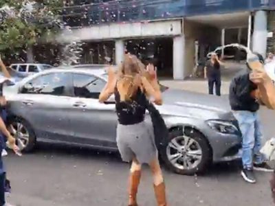 Ximena "N", conocida como “Lady Racista”, es agredida al salir de su audiencia en CDMX (Videos)