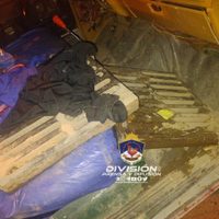 Lo detuvieron mientras robaba rejillas de boca de tormenta y las cargaba en una camioneta