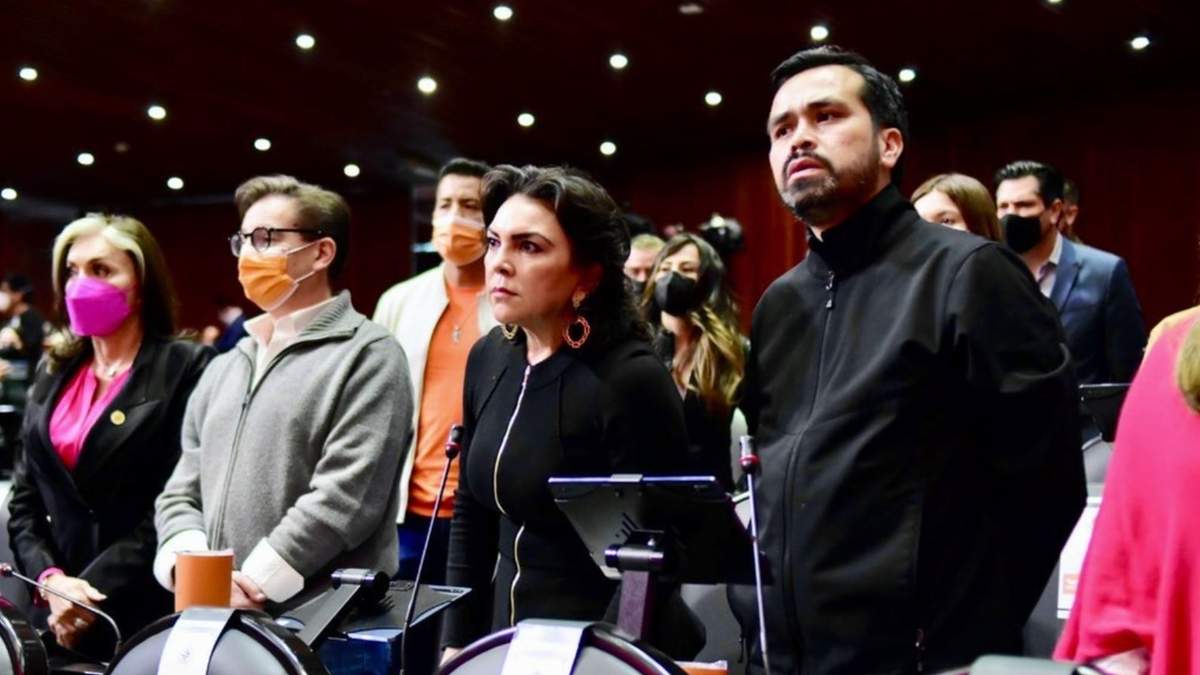 Jorge Álvarez Máynez (der.) con la bancada de Movimiento Ciudadano