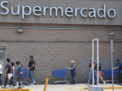 Walmart solicita un amparo contra las nuevas reglas de AMLO para el tabaco