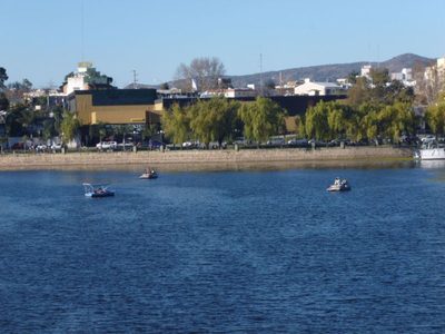 Voluntarios limpiaron la Costanera del lago San Roque