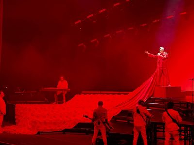 Sismo marca el regreso de Miguel Bosé en el Auditorio Nacional