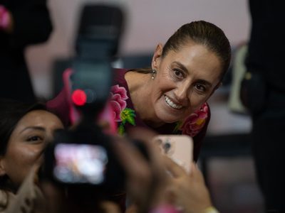 El INE tumba tres spots de Sheinbaum previo al inicio de la campaña