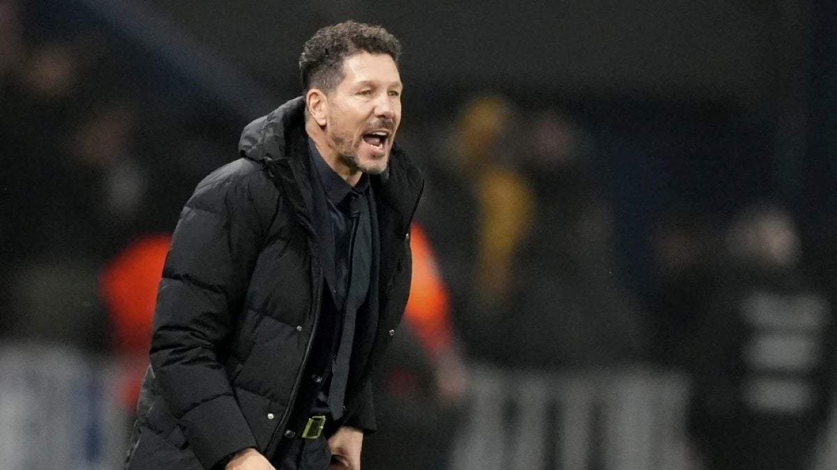 El entrenador del Atlético de Madrid, Diego Simeone, reacciona durante el partido de la fase inaugural de la Liga de Campeones entre el Paris Saint Germain y el Atlético de Madrid en el estadio Parc des Princes de París, el miércoles 6 de noviembre de 2024