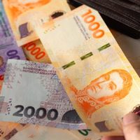El peso argentino queda al tope del ranking de monedas que más se devaluaron en 2025: las razones