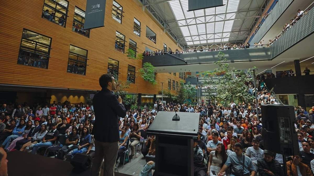 Jorge Álvarez Máynez en la Escuela Bancaria y Comercial de la CDMX