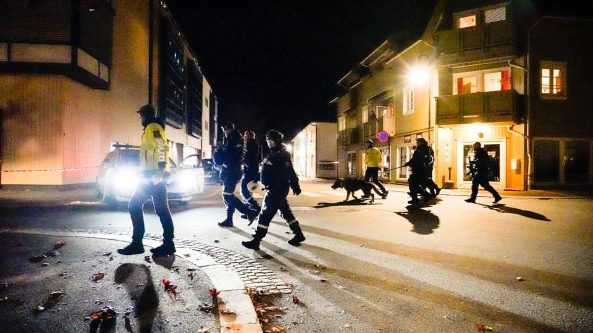 La policía supervisa lugar después de un ataque en Kongsberg, Noruega
