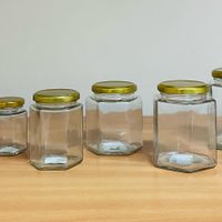 Con 1 copa y 2 frascos de vidrio: creá este portavelas, que parece comprado en una tienda de lujo