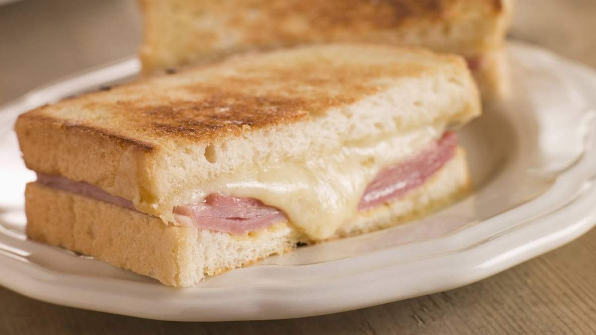 Tostado de jamón y queso. Fuente: (Twitter)